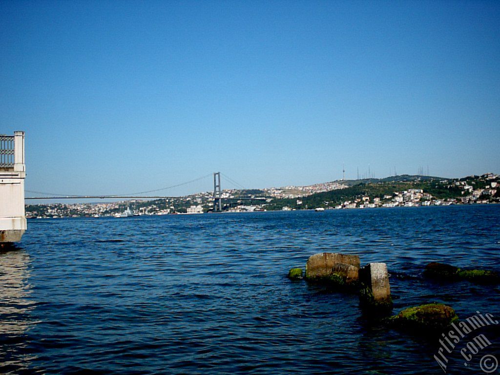 �stanbul Be�ikta� sahilinde bir parktan Bo�az K�pr�s�, �aml�ca Tepesi ve �sk�dar-Beylerbeyi s�rtlar�na bak��.

