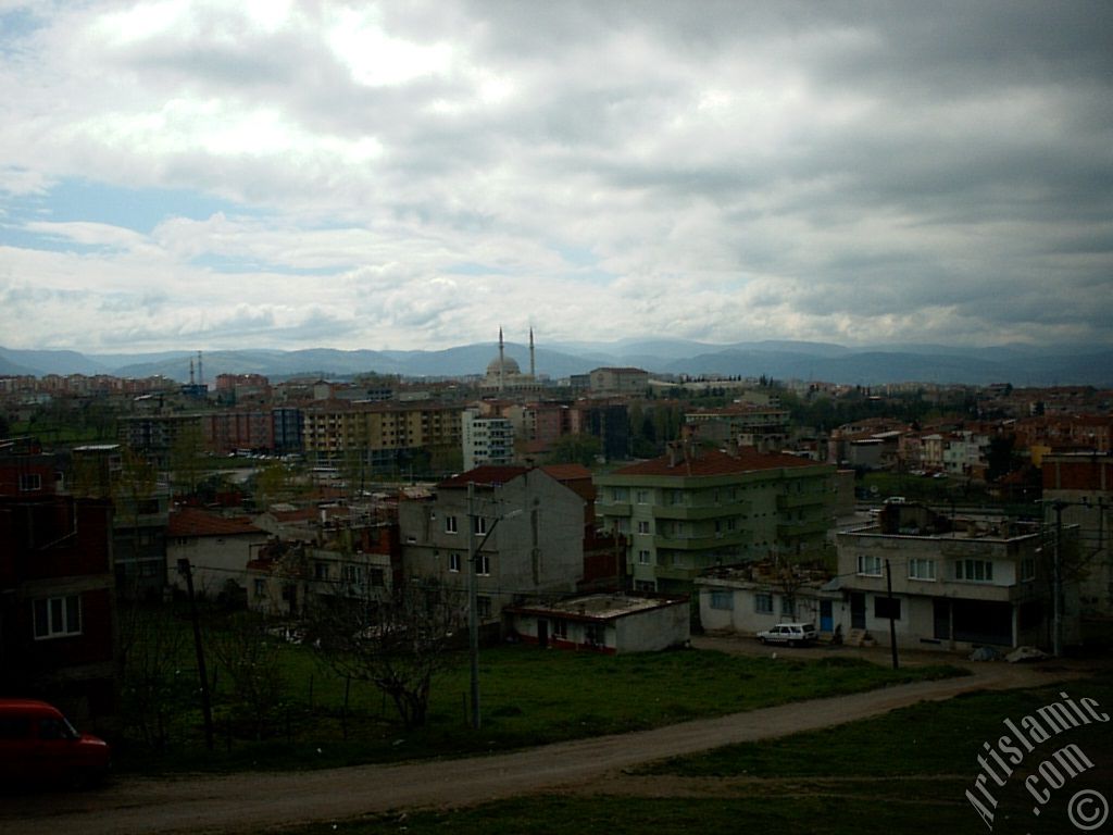 Bursa Hamitler semti ve uzakta �lahiyat Fak�ltesi Camisi.
